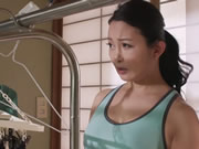 Une femme japonaise fait l'amour avec l'ami de son fils