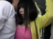 Jolie fille japonaise aux gros seins dans le bus